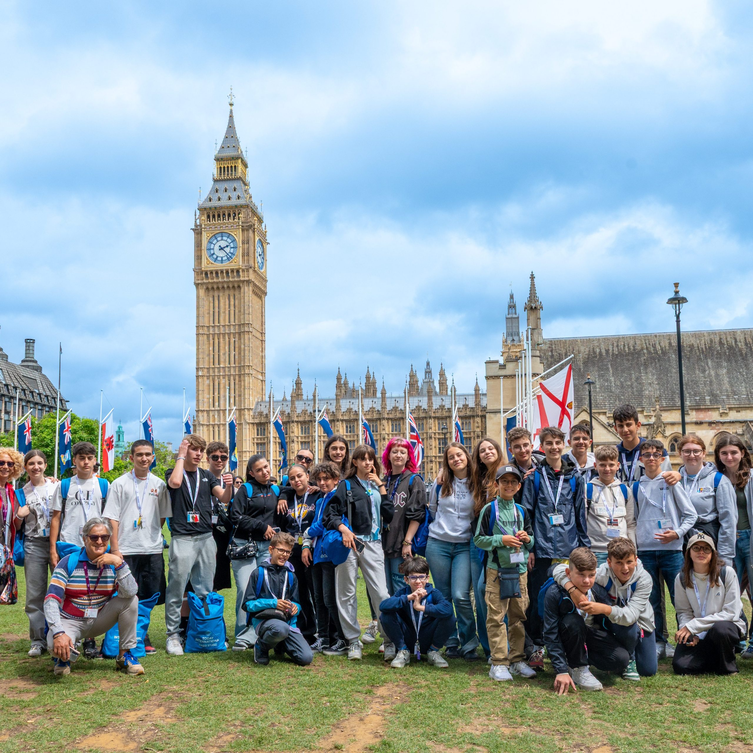 Un gruppo di studenti Today International davanti al Big Ben a Londra