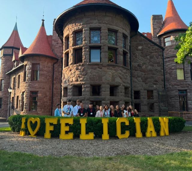 Un gruppo Today International davanti alla Felician University