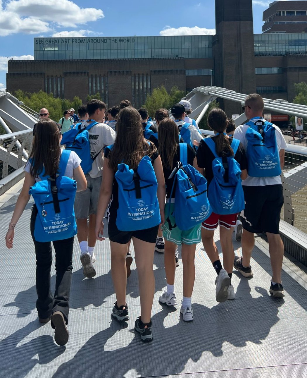 Un gruppo Today International con gli zaini azzurri sul Millennium Bridge di Londra, verso la Tate Modern